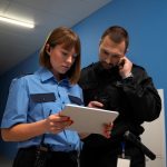 Politisti care verifica un test de engleza in format digital